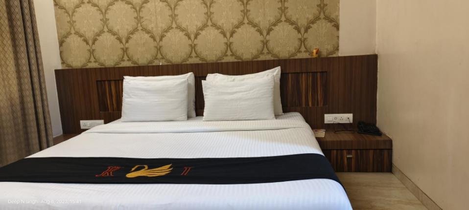 Hotel Kushala Executive Inn ثين الغرفة الصورة